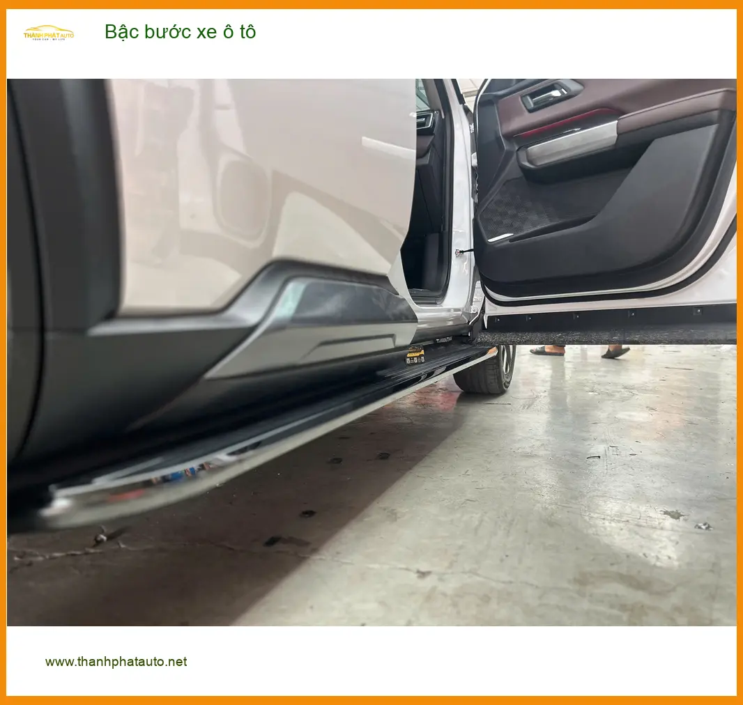 Anh Minh lắp bậc bước xe ô tô Ford Everest tại Quận 2 để gia đình lên xuống xe an toàn ảnh thực tế 3