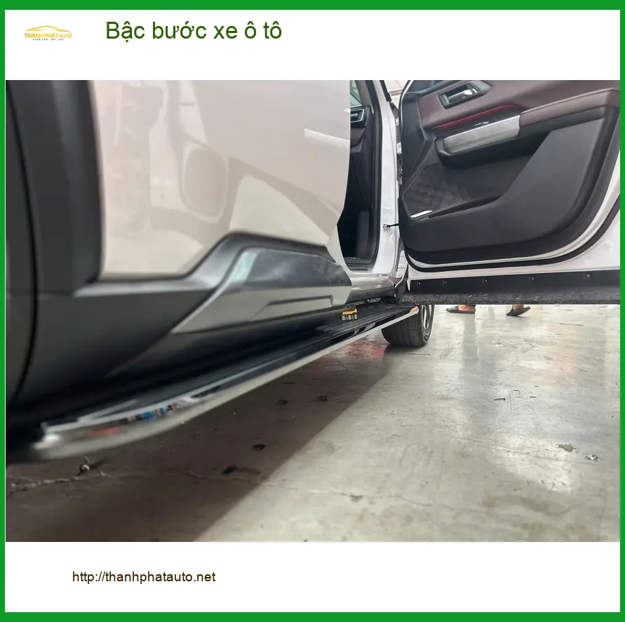 Chị Thanh lắp bậc bước xe ô tô Hyundai SantaFe tại Quận 1 vì hay chở con nhỏ
