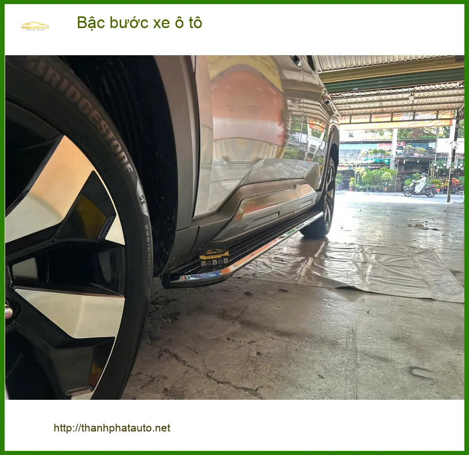 Anh Kiên lắp bậc bước xe ô tô VinFast Lux SA2.0 tại Quận 7