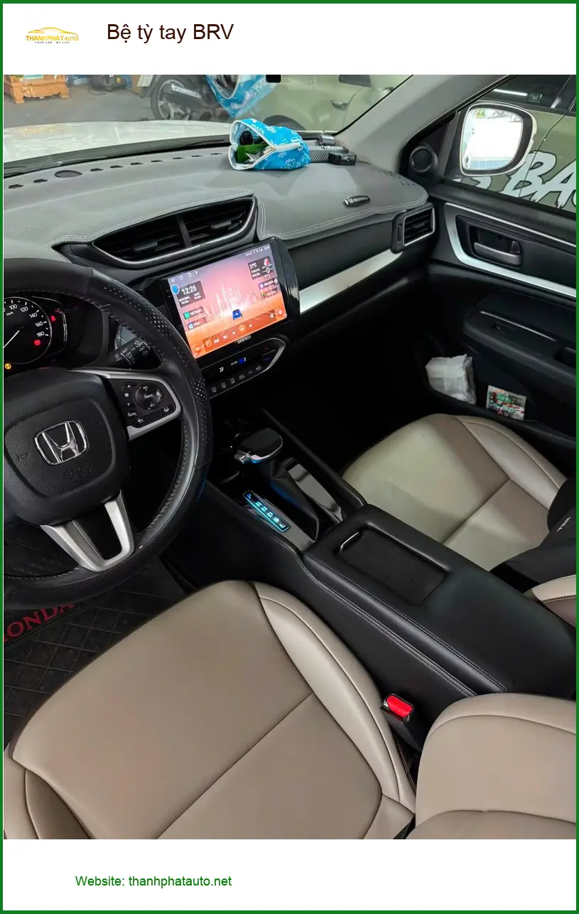 Anh Hoàng Nam lắp bệ tỳ tay BRV cho Honda BR-V tại Thủ Đức