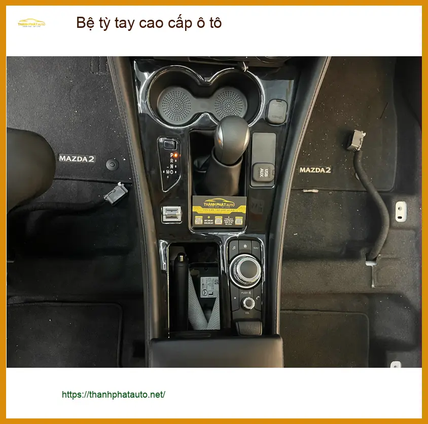 Anh Khải lắp bệ tỳ tay cao cấp ô tô Toyota Camry tại Quận 7 để lái xe thoải mái hơn ảnh thực tế 2