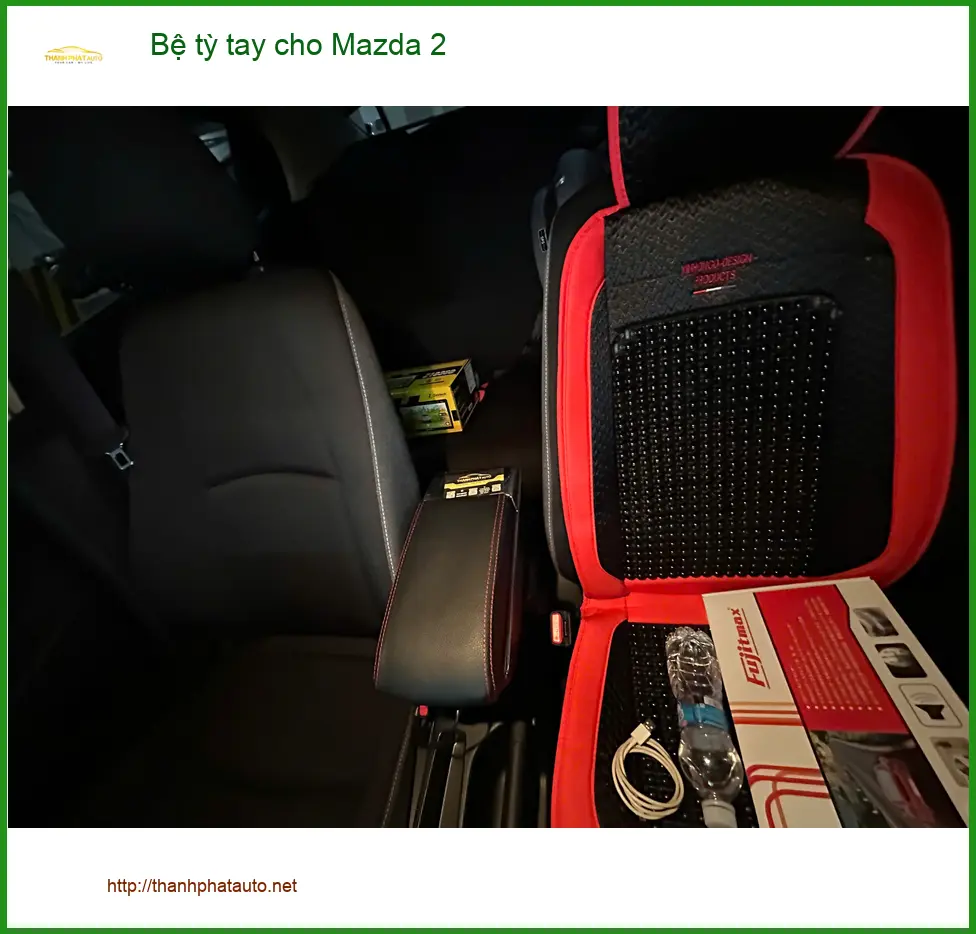 Cô Trâm lắp bệ tỳ tay cho Mazda 2 ở Quận 10 để lái xe đường dài không mỏi tay ảnh thực tế 3