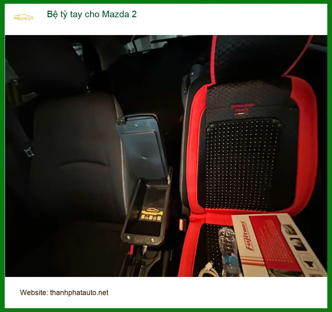 Chị Thùy lắp bệ tỳ tay cho Mazda 2 tại Quận Phú Nhuận để tiện nghi hơn