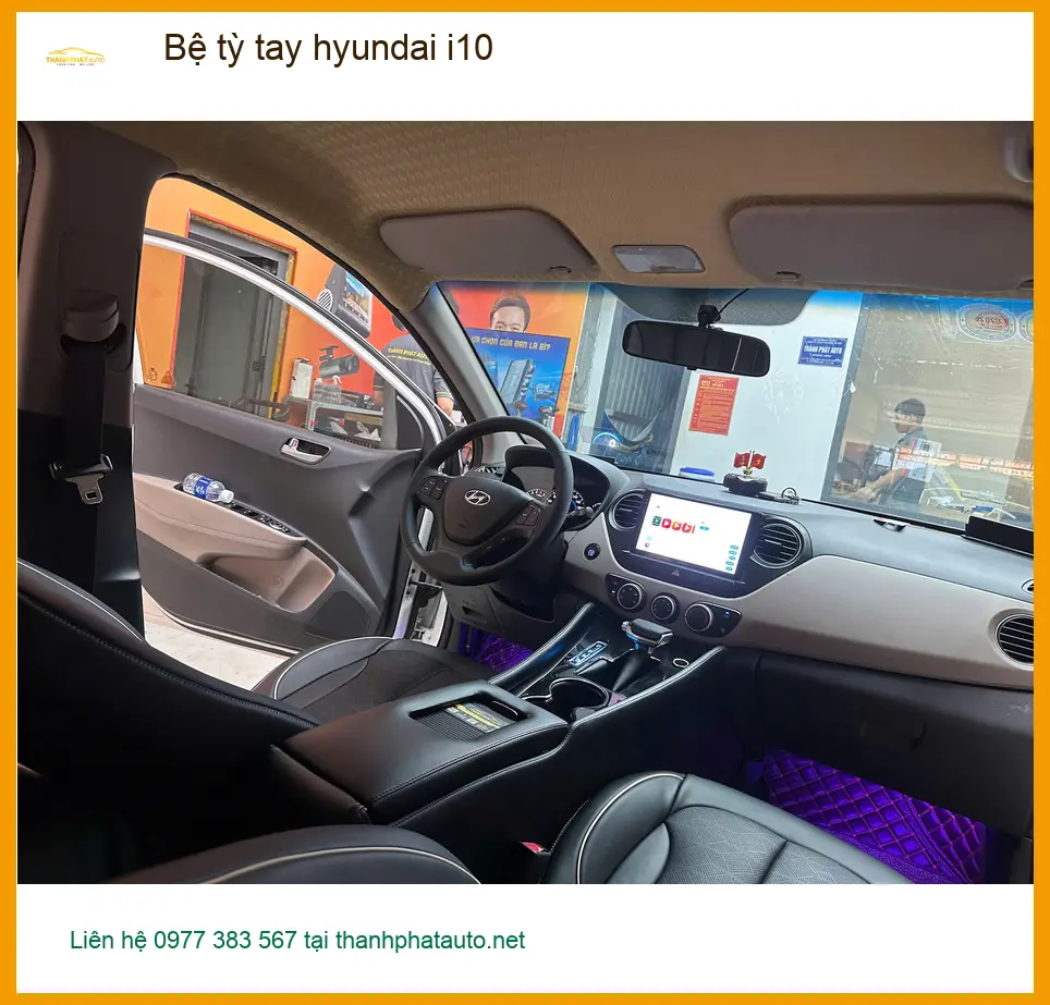 Chị Thanh Nga lắp bệ tỳ tay Hyundai i10 tại Quận 2 để lái xe đường dài thoải mái hơn