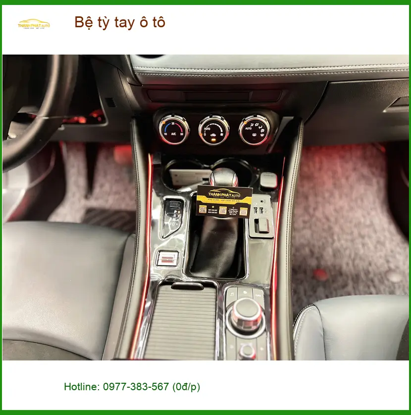 Anh Khải lắp bệ tỳ tay ô tô cho Toyota Raize tại Hóc Môn