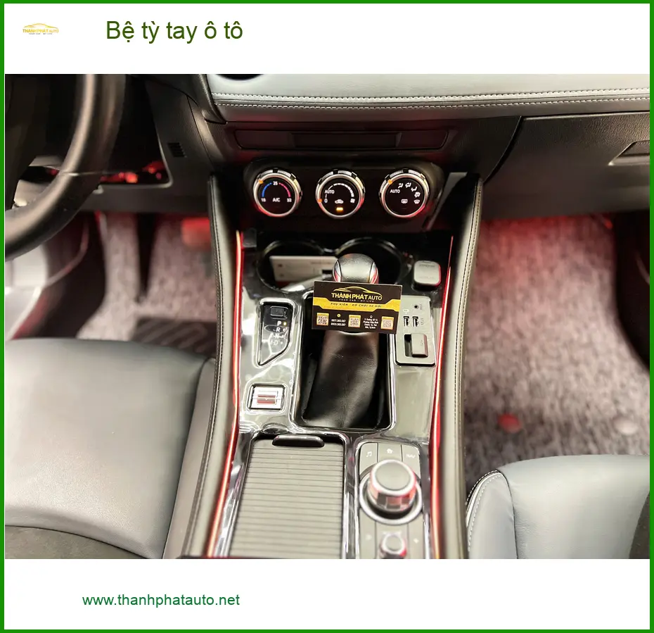 Anh Khôi lắp bệ tỳ tay ô tô Toyota Raize tại Thủ Đức, cần lắm chỗ tựa tay