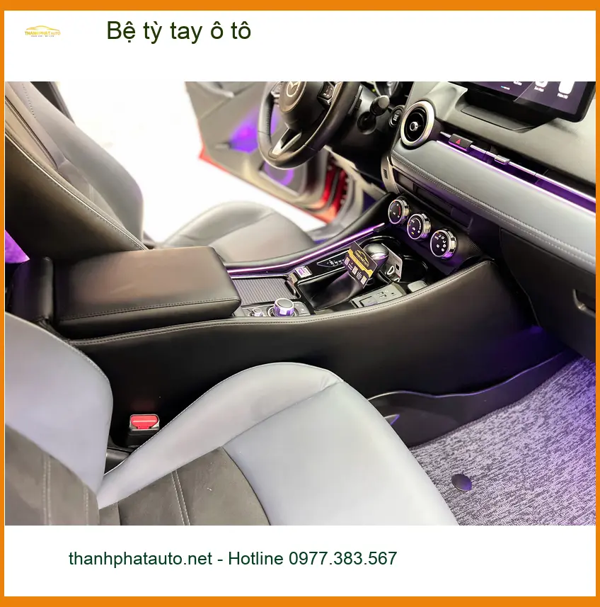 Chị Thảo lắp bệ tỳ tay ô tô Toyota Vios ở Cần Giờ giúp lái xe thoải mái hơn