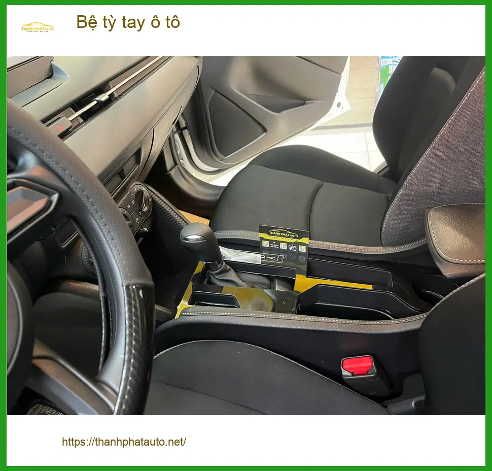 Anh Minh lắp bệ tỳ tay ô tô cho Hyundai Accent tại Quận 3 vì hay kẹt xe ảnh thực tế 3