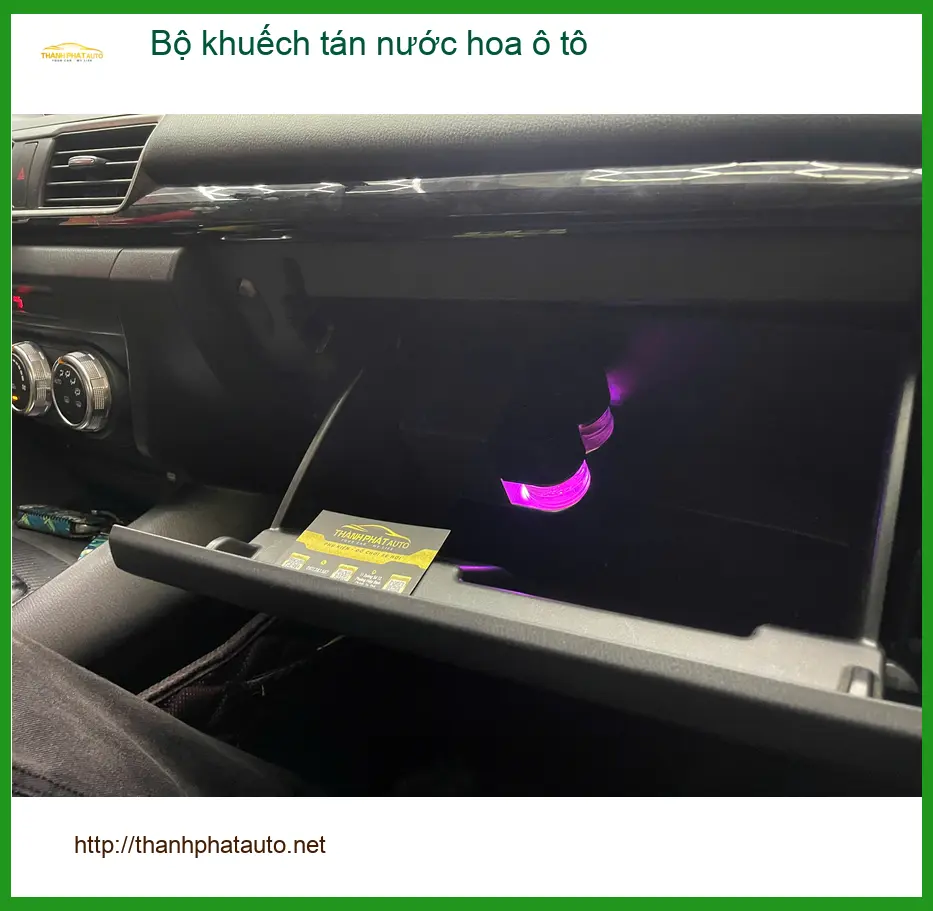 Anh Đạt lắp Bộ khuếch tán nước hoa ô tô cho Honda CRV tại Quận 1 để xe luôn thơm mát
