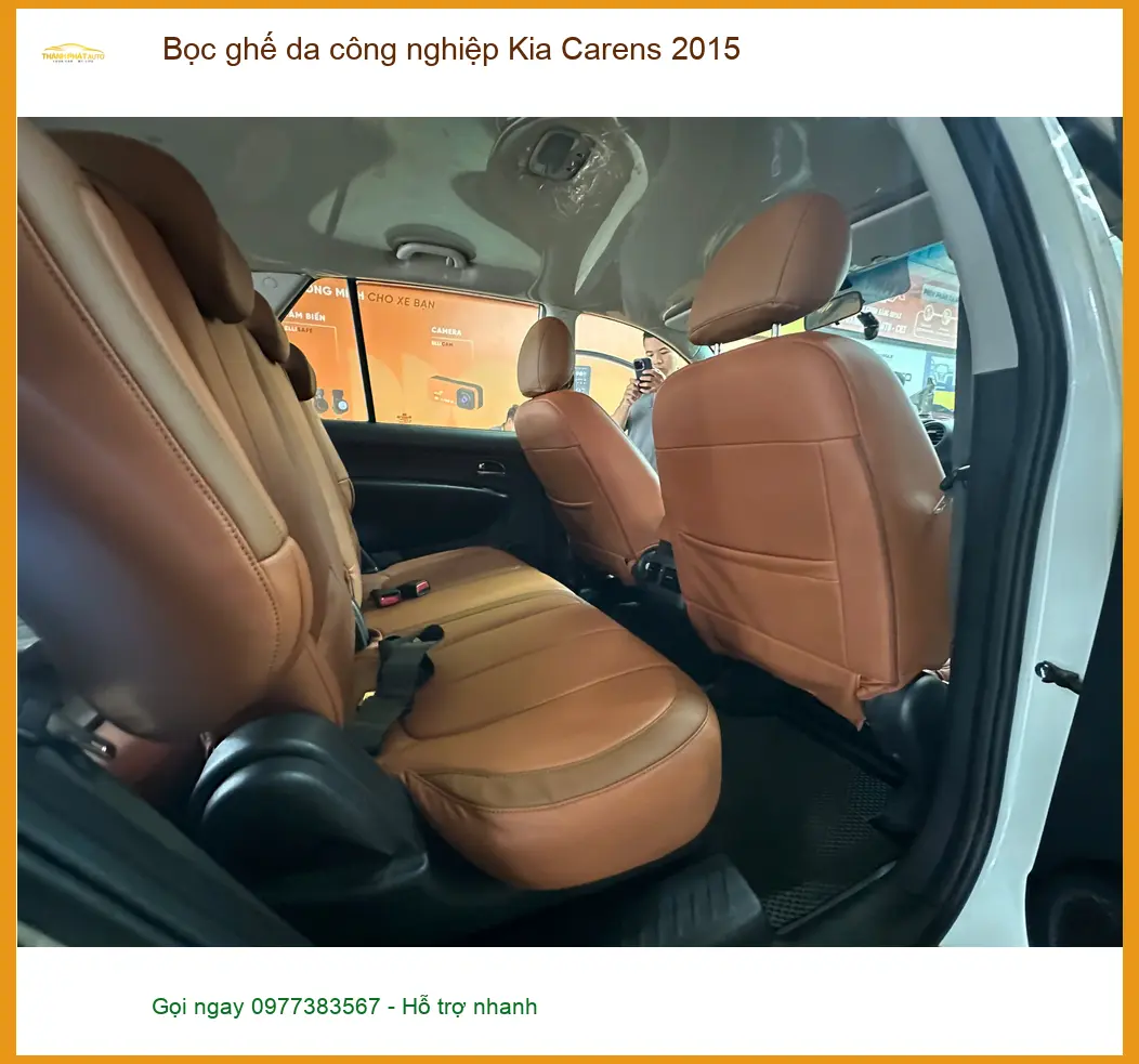 Cô Mai bọc ghế da công nghiệp Kia Carens 2015 tại Củ Chi.
