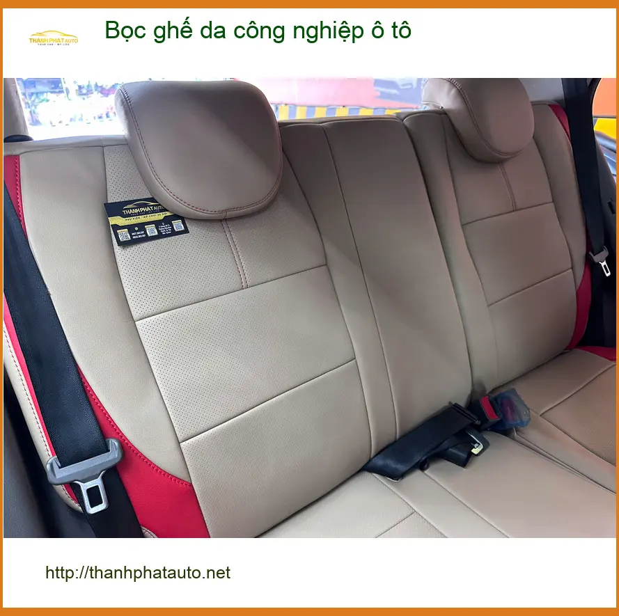 Anh Bách bọc ghế da công nghiệp ô tô Nissan Almera tại Quận 4 để nội thất bền đẹp ảnh thực tế 3