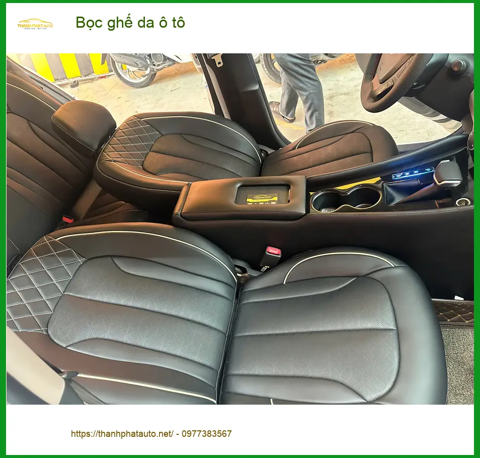 Chị Thảo bọc ghế da ô tô Honda CR-V tại Quận 7 vì ghế cũ đã xuống cấp