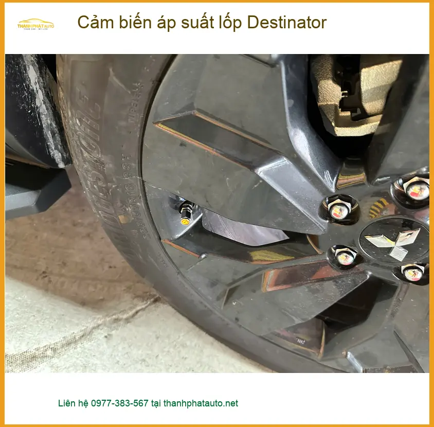 Chú Mạnh lắp cảm biến áp suất lốp Destinator tại Quận Gò Vấp để lái xe an toàn