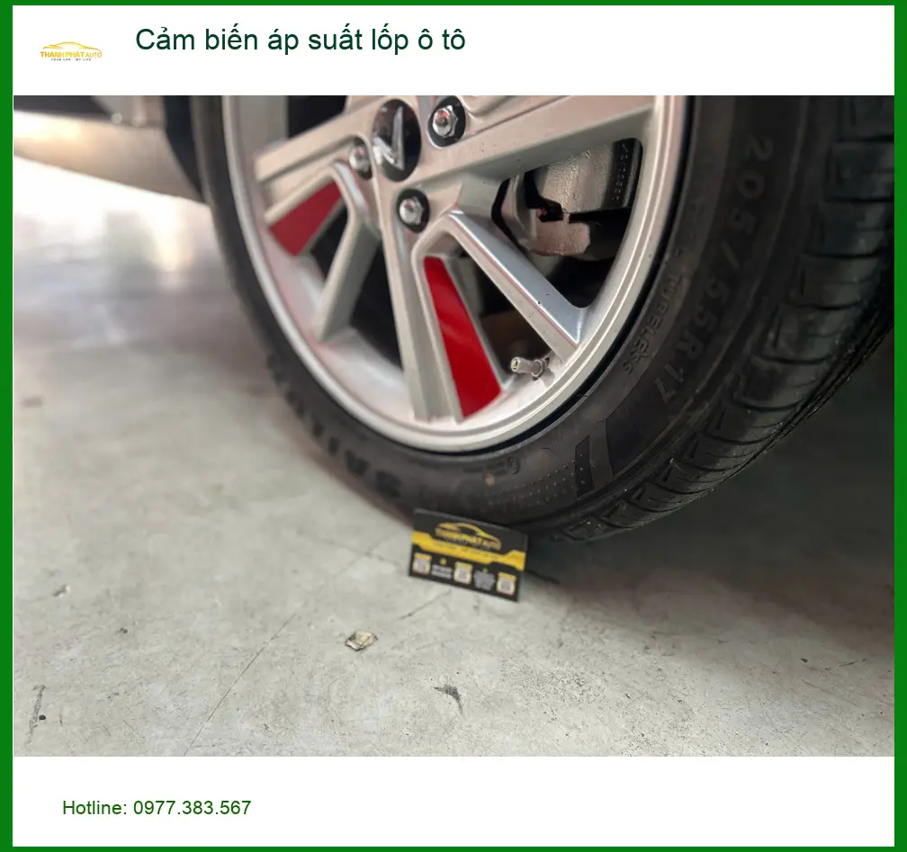 Cô Thảo lắp cảm biến áp suất lốp ô tô Suzuki XL7 ở Quận 2