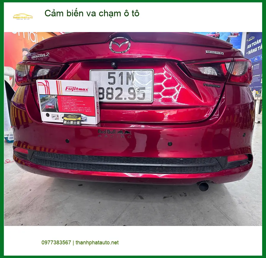 Anh Kiên lắp cảm biến va chạm ô tô cho Mazda 3 tại Gò Vấp để lùi xe dễ hơn