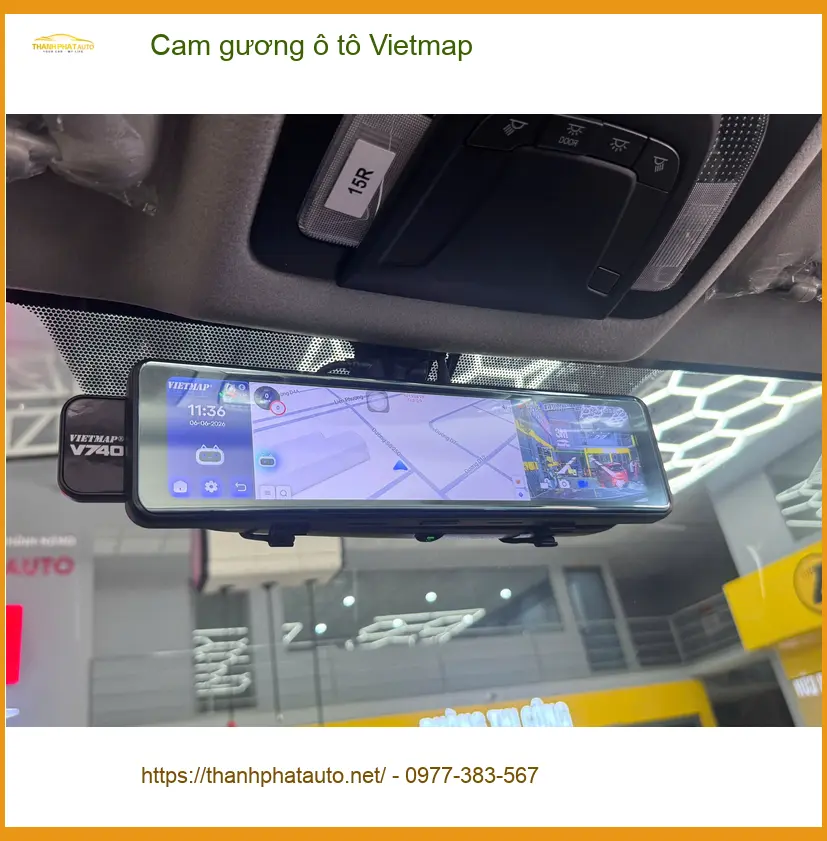 Anh Minh lắp cam gương Vietmap cho Toyota Camry ở Quận 4 đảm bảo an toàn