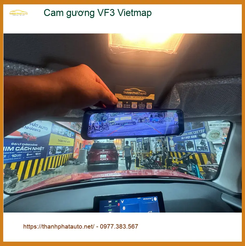 Chị Mai Anh lắp cam gương Vietmap cho VinFast VF3 tại Quận 2 để lái xe an toàn hơn