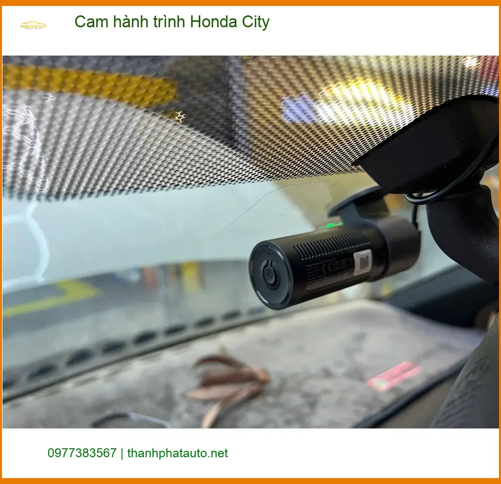 Chú Tấn gắn camera hành trình Honda City tại Quận 5 vì cần bằng chứng.