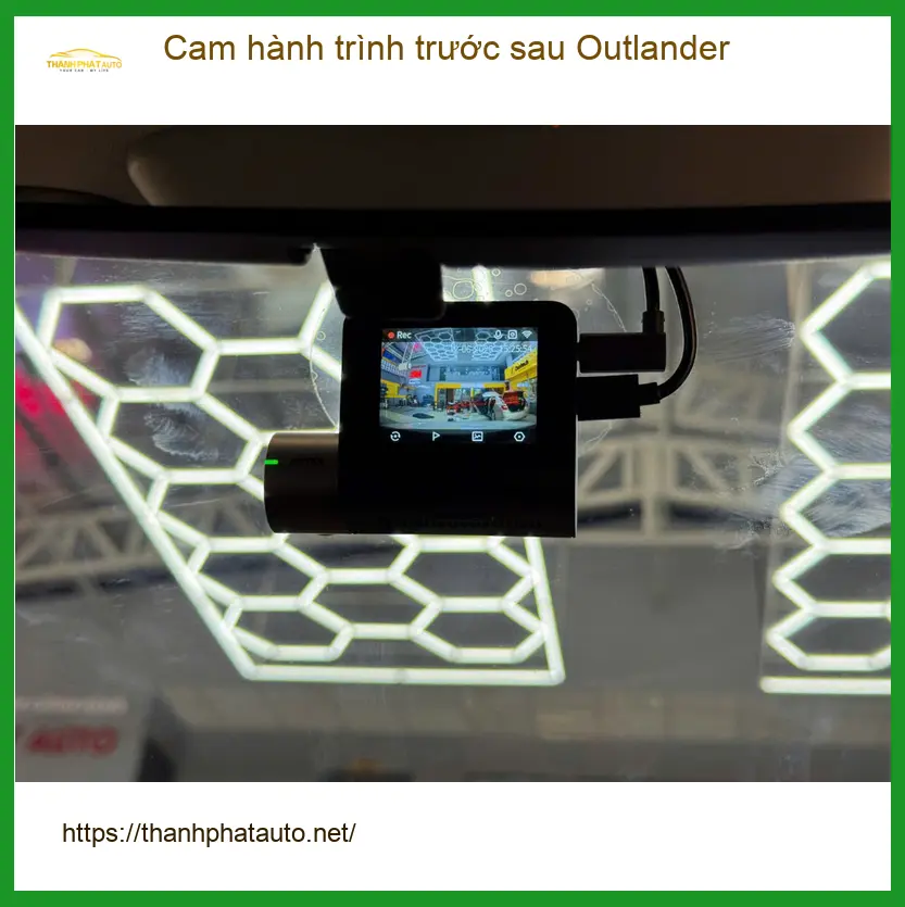 Anh Bách lắp Cam hành trình trước sau Outlander ở Quận 9 để an tâm lái xe.