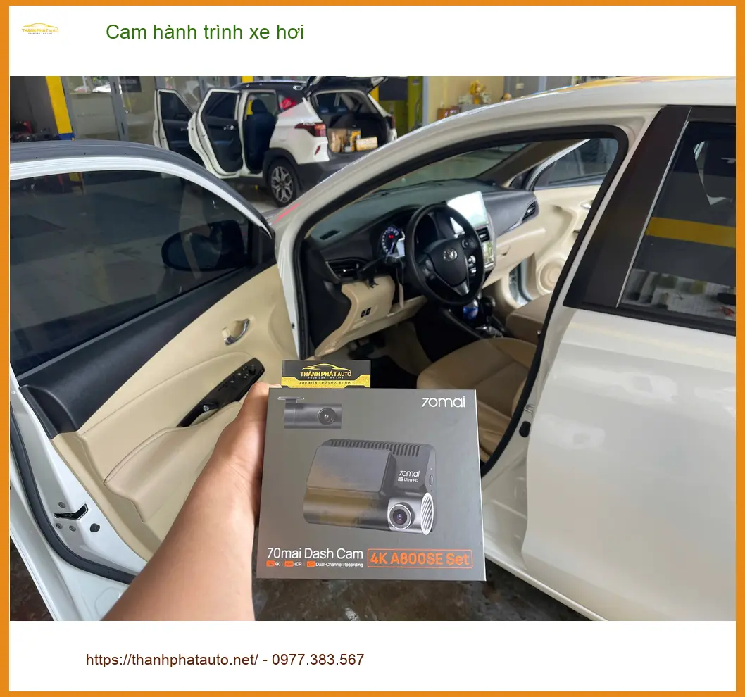 Chú Phước lắp cam hành trình xe hơi cho Kia K3 ở Quận Tân Bình để tránh va chạm.