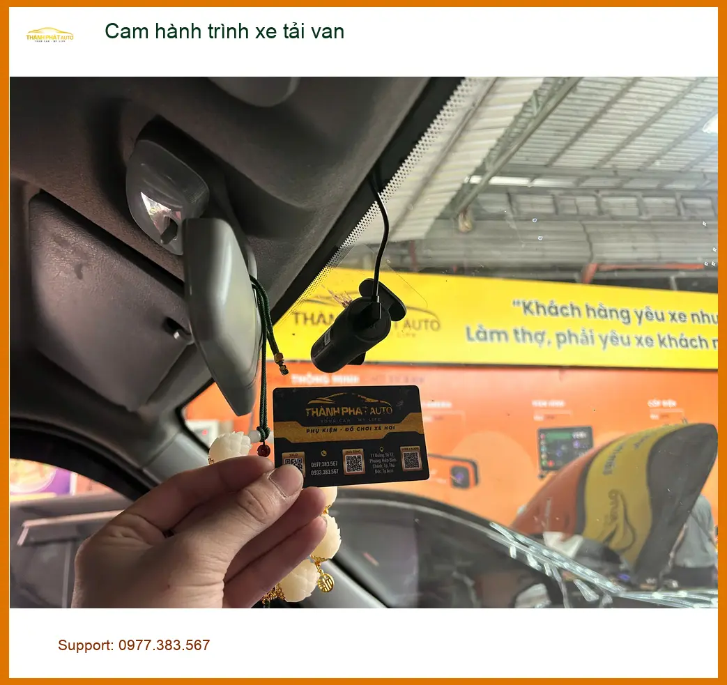 Anh Minh lắp cam hành trình xe tải van Ford Transit để an tâm giao hàng tại Quận 1