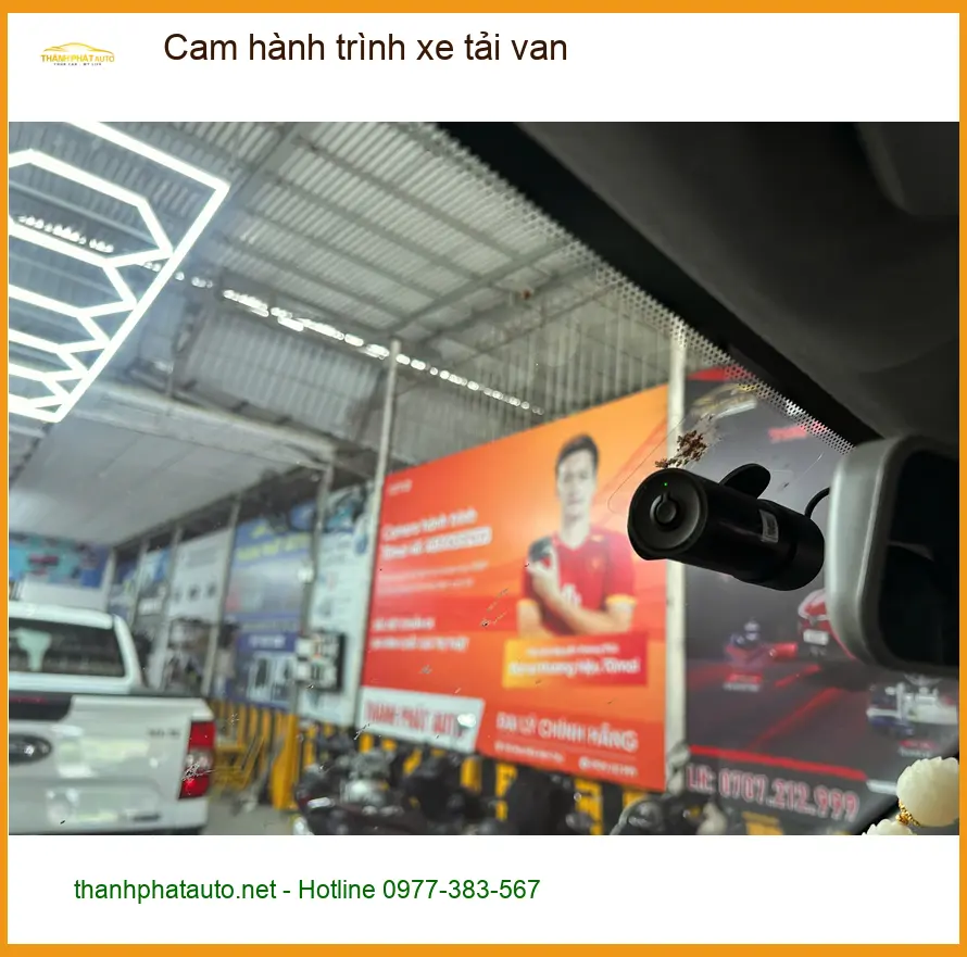 Anh Minh lắp cam hành trình xe tải van Ford Transit để an tâm giao hàng tại Quận 1 ảnh thực tế 2