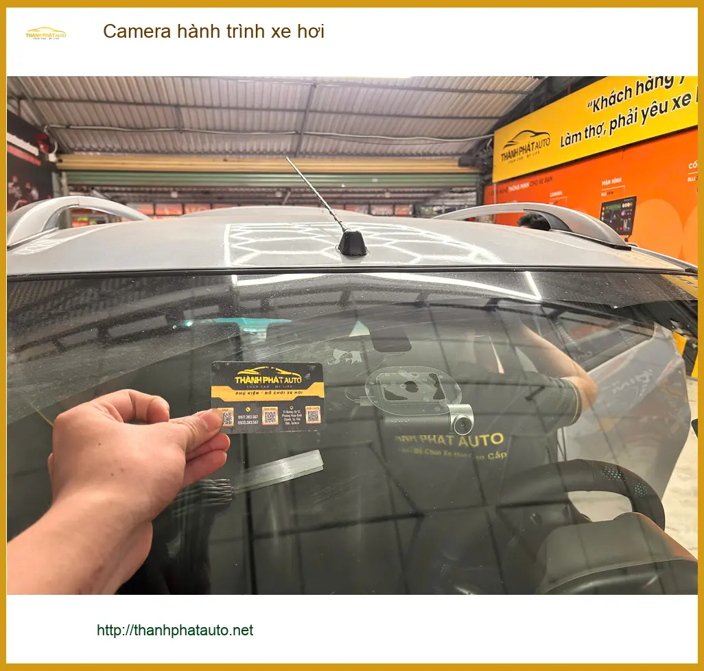 Anh Minh lắp Camera hành trình xe hơi cho Hyundai Santa Fe tại Quận 2 để an tâm lái xe ảnh thực tế 3