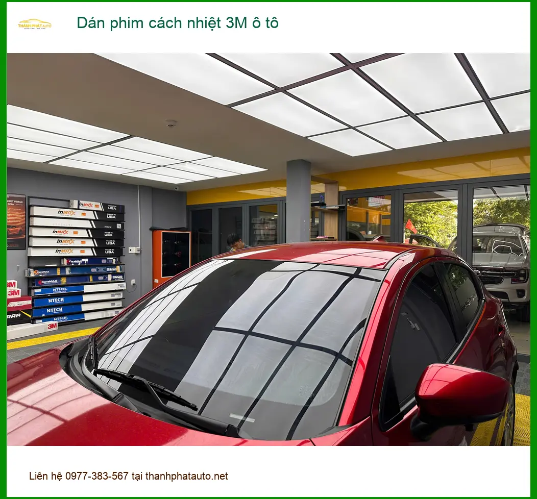 Chú Bình dán phim cách nhiệt 3M ô tô cho Kia Carnival tại Quận 2 để chống nóng hiệu quả hơn