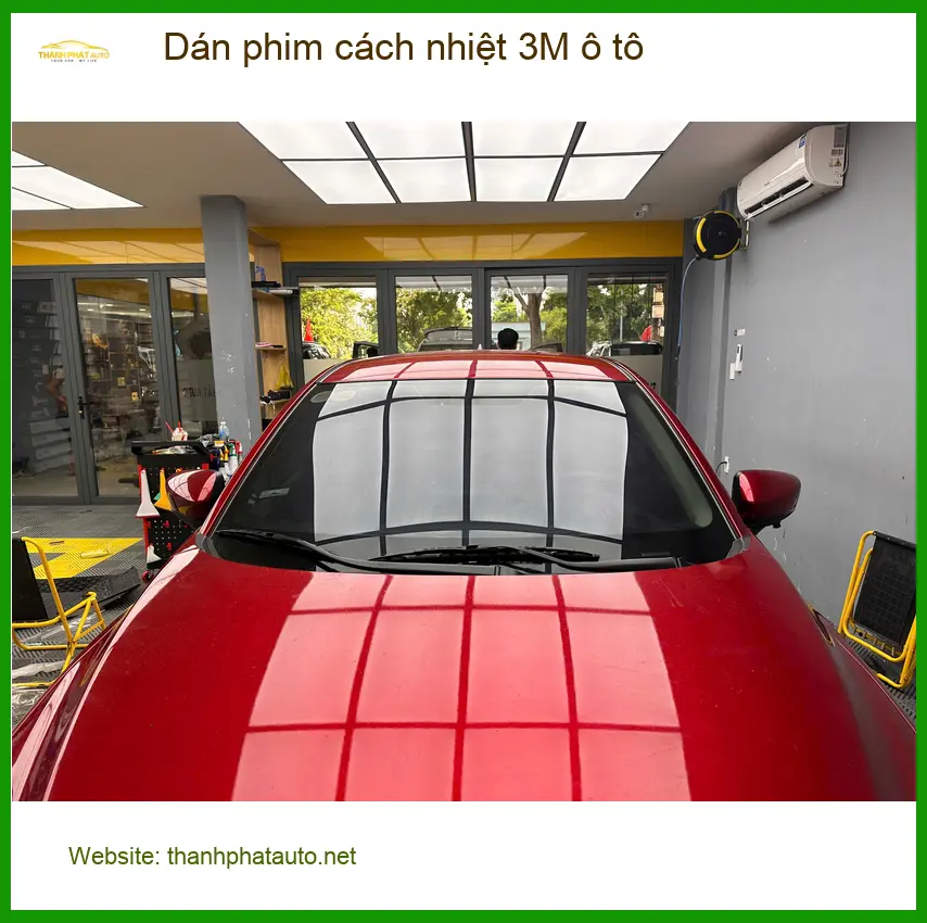 Chú Bình dán phim cách nhiệt 3M ô tô cho Kia Carnival tại Quận 2 để chống nóng hiệu quả hơn ảnh thực tế 3