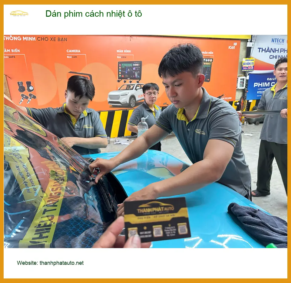 Anh Minh dán phim cách nhiệt ô tô Honda CR-V tại Quận 3 để xe mát hơn