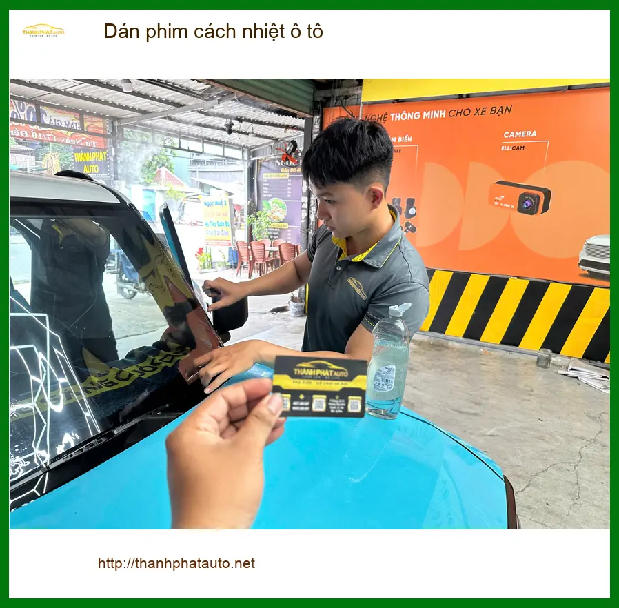 Anh Minh dán phim cách nhiệt ô tô Honda CR-V tại Quận 3 để xe mát hơn ảnh thực tế 2