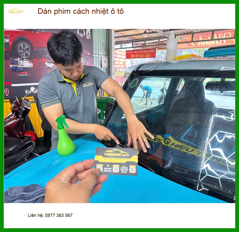 Anh Minh dán phim cách nhiệt ô tô Honda CR-V tại Quận 3 để xe mát hơn ảnh thực tế 4