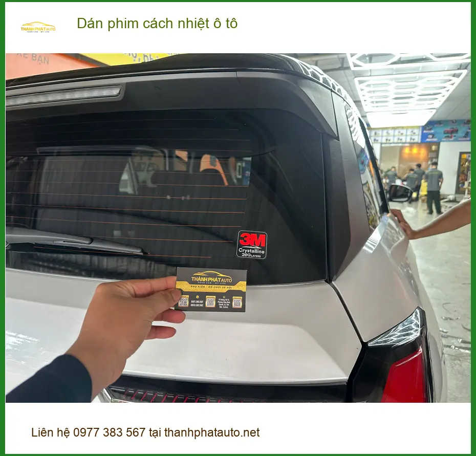 Anh Tấn dán phim cách nhiệt ô tô VinFast Lux A2.0 tại Quận 10 tránh nắng gay gắt
