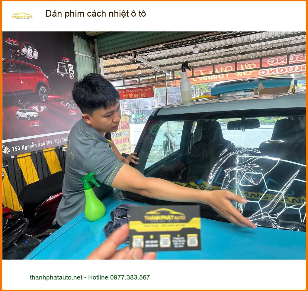 Anh Tấn dán phim cách nhiệt ô tô cho Honda HR-V tại Quận 7 chống nắng gắt mùa hè
