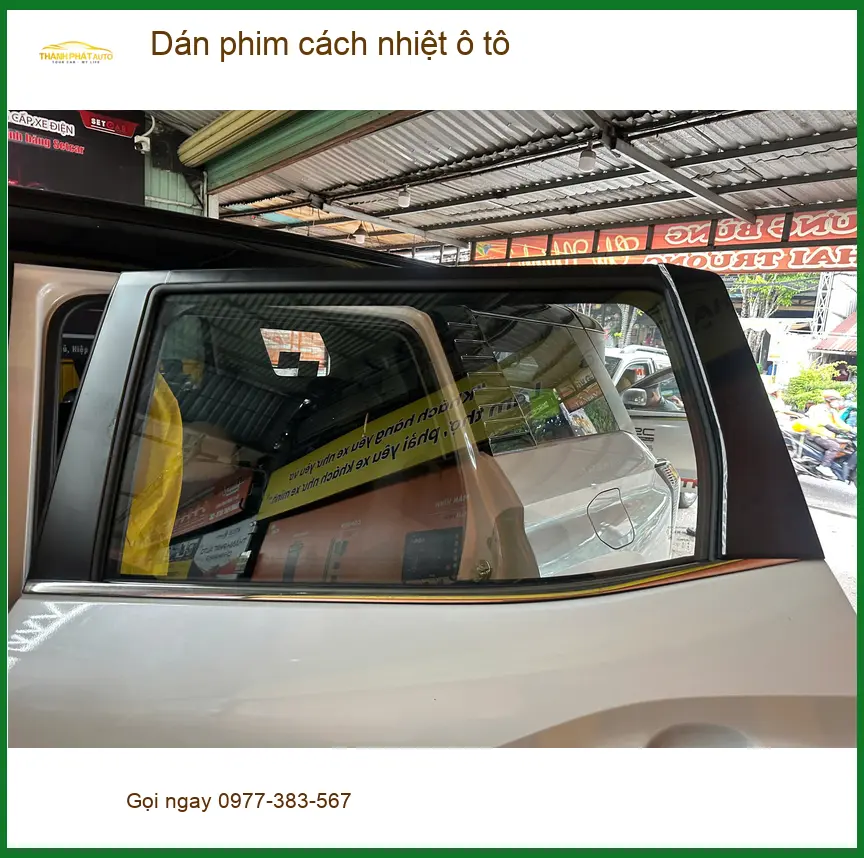 Cô Thanh dán phim cách nhiệt ô tô Suzuki XL7 tại Quận 3 tránh nắng nóng gay gắt ảnh thực tế 2