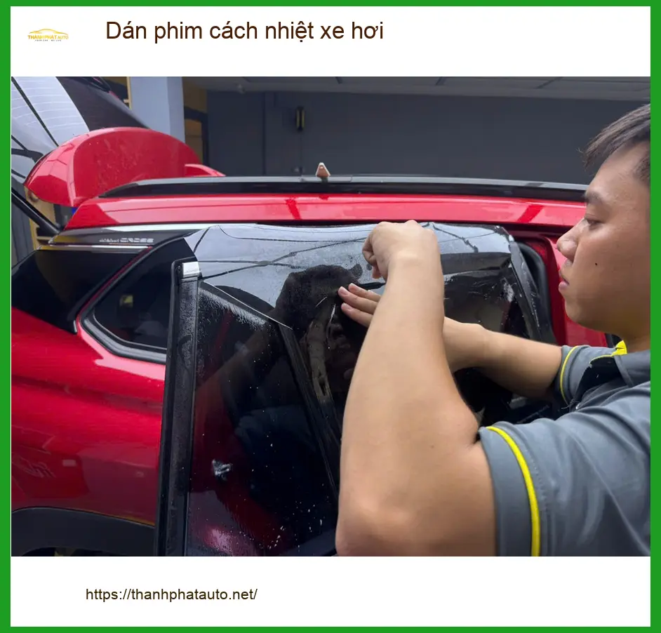 Anh Bách dán phim cách nhiệt xe hơi Honda CR-V tại Quận 12 chuẩn bị đón mùa hè nóng bức