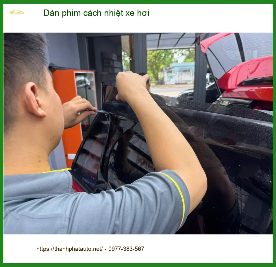 Cô Thanh dán phim cách nhiệt xe hơi Hyundai Elantra tại Quận Phú Nhuận vì nắng nóng gay gắt