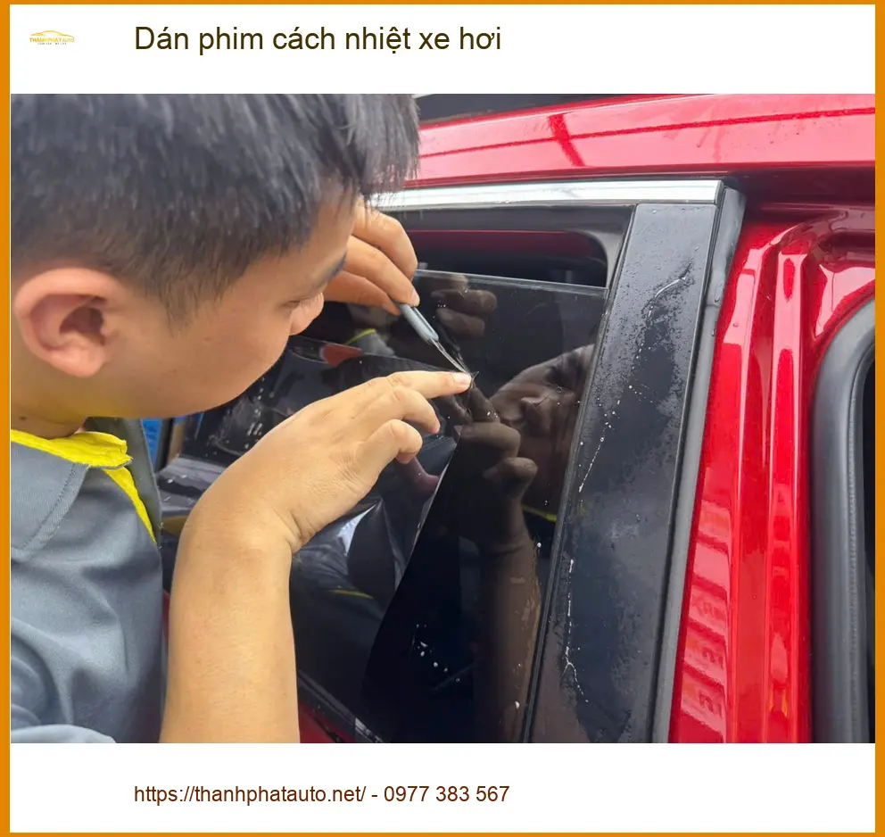 Cô Thanh dán phim cách nhiệt xe hơi Hyundai Elantra tại Quận Phú Nhuận vì nắng nóng gay gắt ảnh thực tế 2