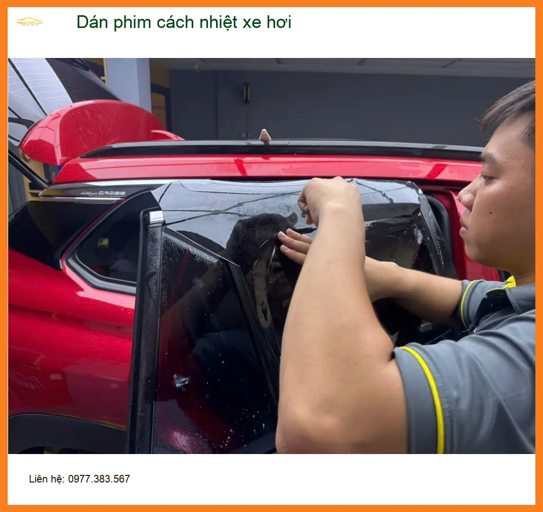 Cô Thanh dán phim cách nhiệt xe hơi Hyundai Elantra tại Quận Phú Nhuận vì nắng nóng gay gắt ảnh thực tế 3