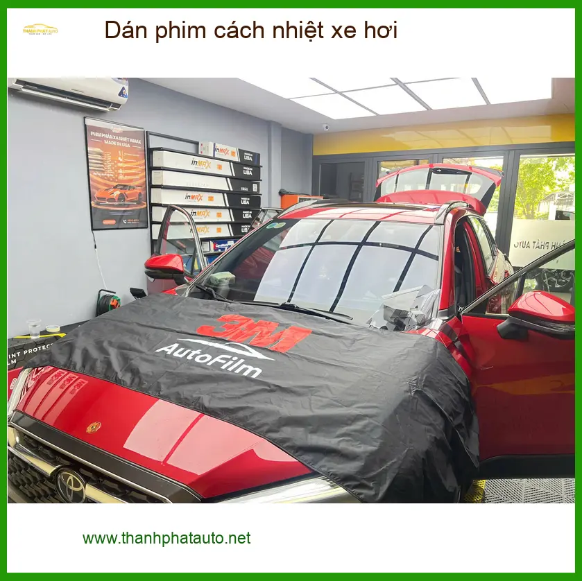 Cô Thanh dán phim cách nhiệt xe hơi Hyundai Elantra tại Quận Phú Nhuận vì nắng nóng gay gắt ảnh thực tế 4