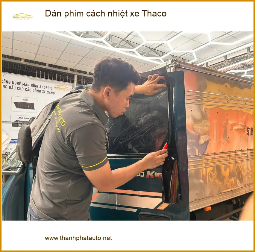 Chị Mai Anh dán phim cách nhiệt cho xe Thaco Towner 990 tại Quận 1.