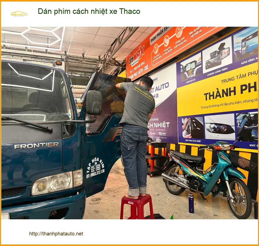 Chị Mai Anh dán phim cách nhiệt cho xe Thaco Towner 990 tại Quận 1. ảnh thực tế 2