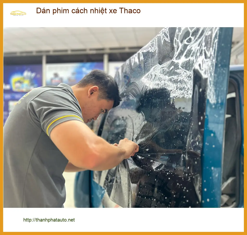 Chị Mai Anh dán phim cách nhiệt cho xe Thaco Towner 990 tại Quận 1. ảnh thực tế 3
