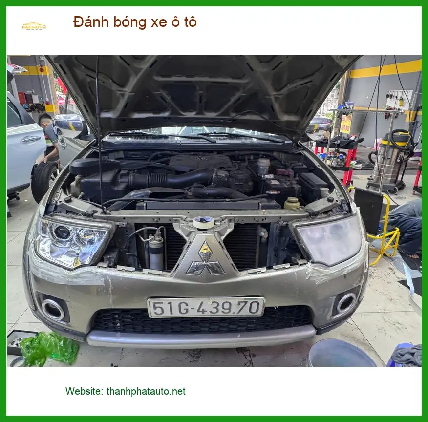 Chị Thuỳ Dung đánh bóng xe ô tô Hyundai Accent tại Quận 10 để xe luôn sáng bóng ảnh thực tế 2