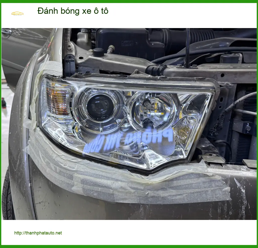 Chị Thuỳ Dung đánh bóng xe ô tô Hyundai Accent tại Quận 10 để xe luôn sáng bóng ảnh thực tế 3