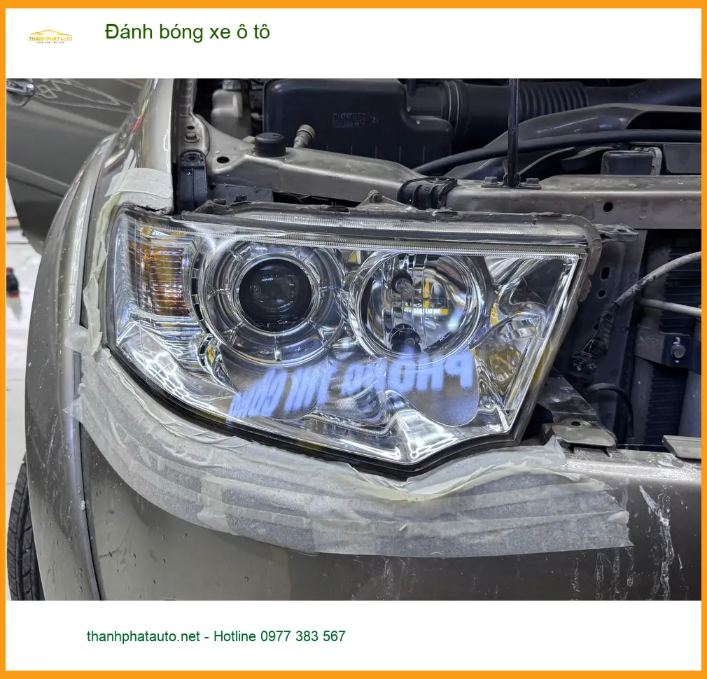 Chú Quang đánh bóng xe Mazda 3 tại Quận 12 để loại bỏ vết xước dăm ảnh thực tế 2