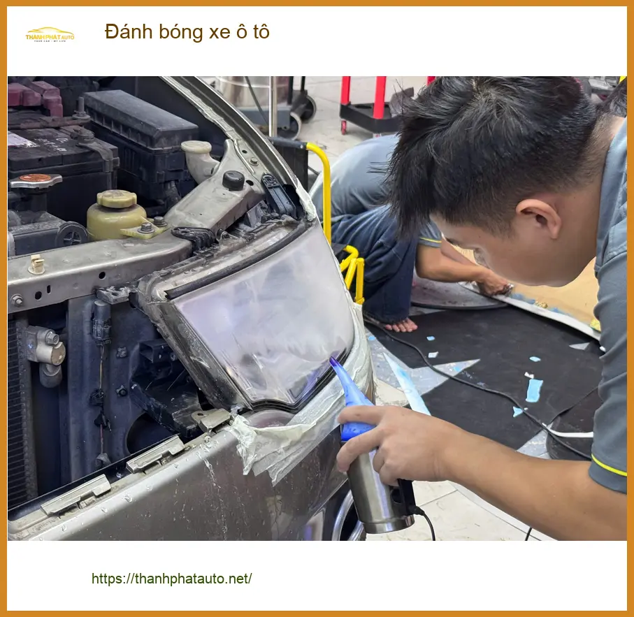 Anh Khải đánh bóng xe Hyundai Santa Fe tại Quận 2 để giữ vẻ ngoài luôn như mới