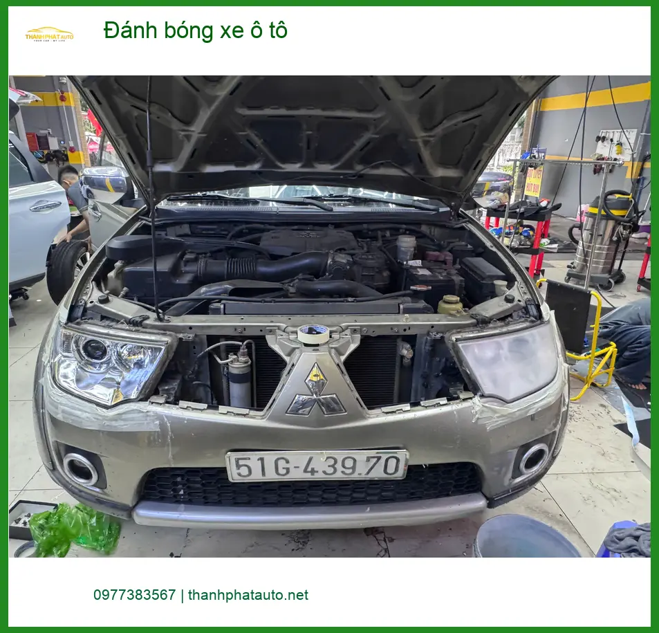 Anh Khải đánh bóng xe Hyundai Santa Fe tại Quận 2 để giữ vẻ ngoài luôn như mới ảnh thực tế 2