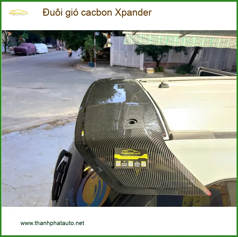 Chú Bảy lắp đuôi gió cacbon cho Xpander tại Quận 3 để nâng tầm diện mạo.