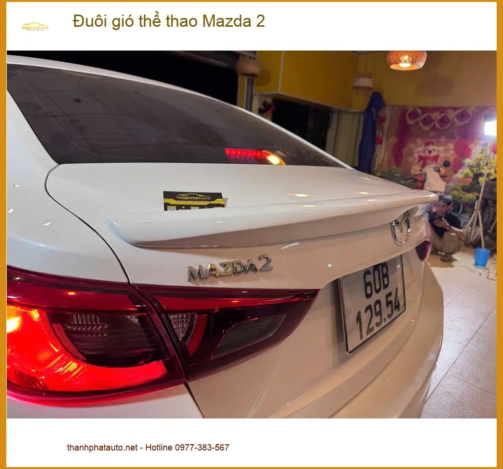 Anh Bách lắp đuôi gió thể thao Mazda 2 tại Thủ Đức tăng vẻ cá tính.